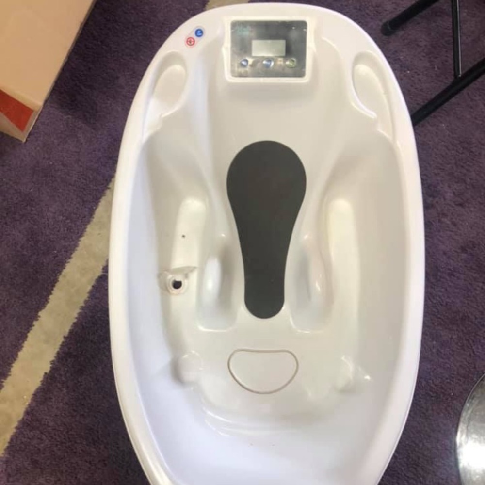 Bath tub